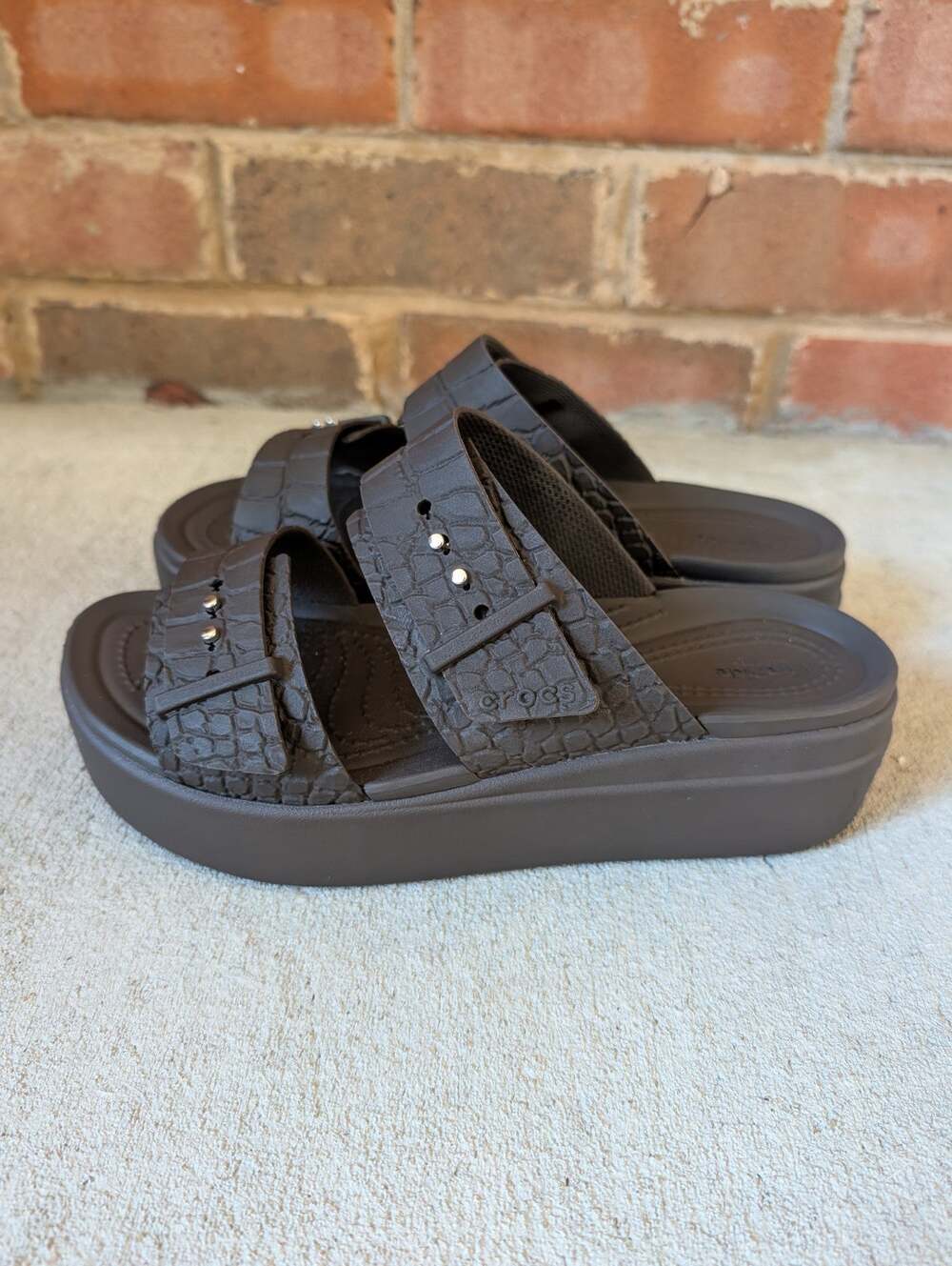 Crocs Espresso Brown Brooklyn Croco Buckle Slip On Sandals Size 7 Comfort